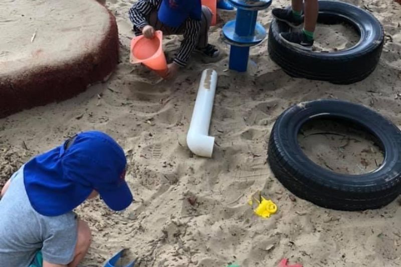 An image of children playing with blocks in carlingford childcare.
